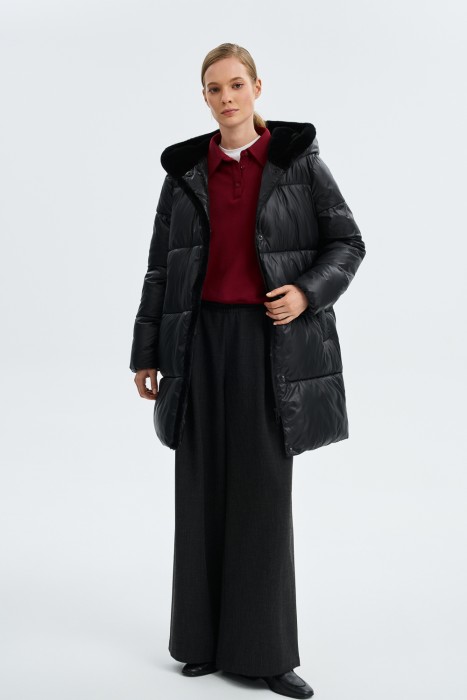 зимнее пальто с меховой отделкой от бренда снежная королева вид слева