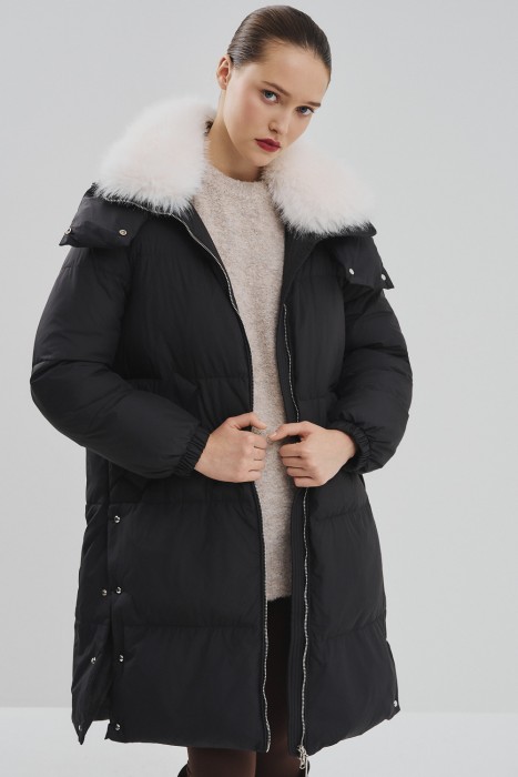 зимнее пальто с меховой отделкой от бренда снежная королева вид слева