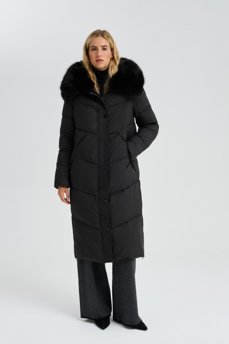 зимнее пальто с меховой отделкой от бренда снежная королева вид слева