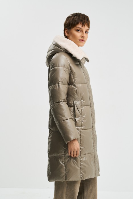 зимнее пальто с меховой отделкой от бренда снежная королева вид слева