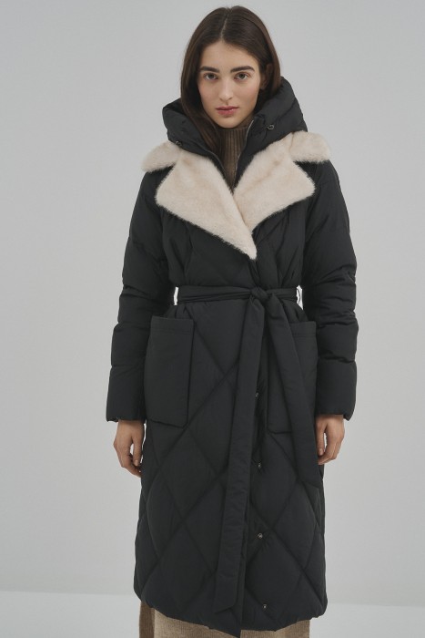 зимнее пальто с отделкой меховой тканью от бренда снежная королева вид слева