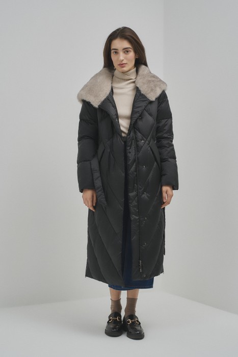 зимнее пальто с отделкой меховой тканью от бренда снежная королева вид слева