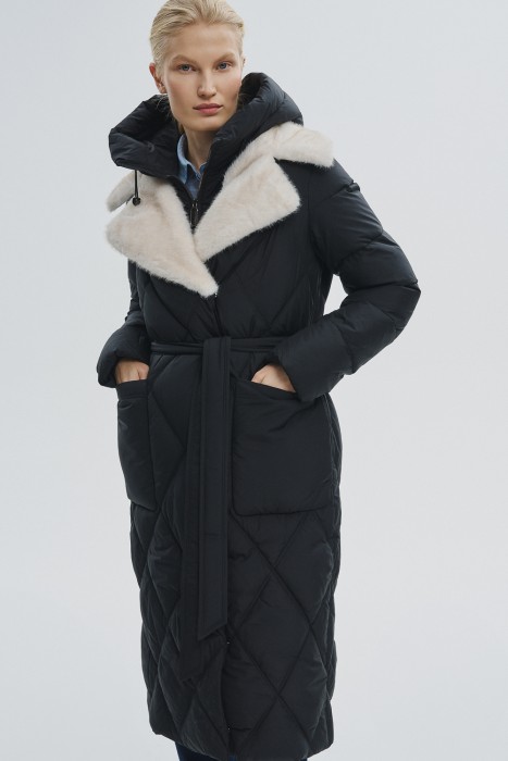 зимнее пальто с поясом и меховой отделкой от бренда снежная королева вид слева