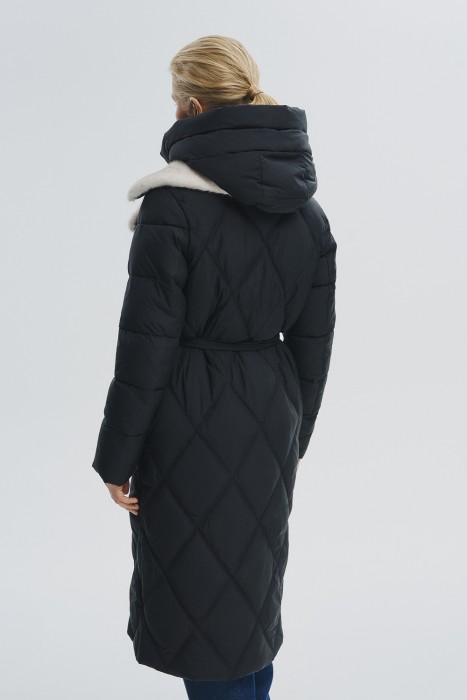 зимнее пальто с поясом и меховой отделкой из россии вид сбоку