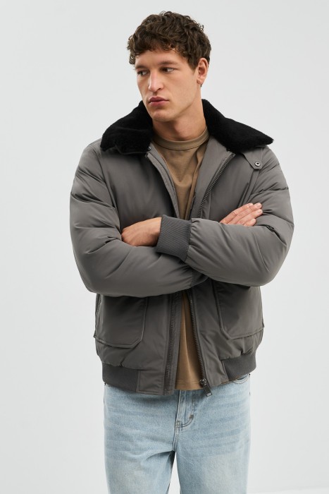 зимний бомбер с меховой отделкой из россии вид сбоку