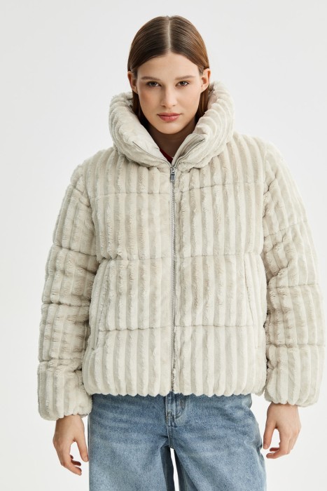 зимняя куртка из фактурного трикотажа от бренда снежная королева вид слева