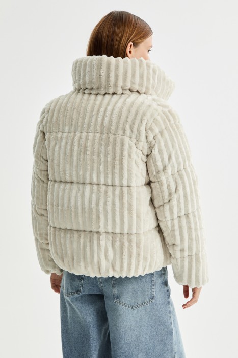 зимняя куртка из фактурного трикотажа по цене 4880 руб вид справа