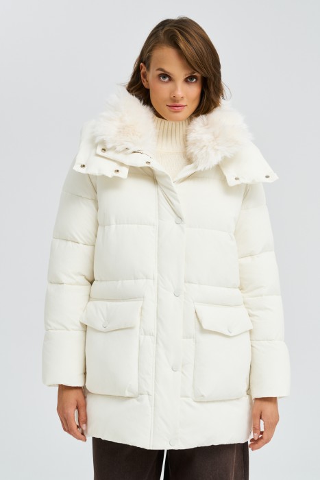 зимняя куртка с капюшоном и меховой отделкой от бренда снежная королева вид слева