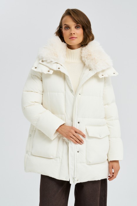 зимняя куртка с капюшоном и меховой отделкой из россии вид сбоку
