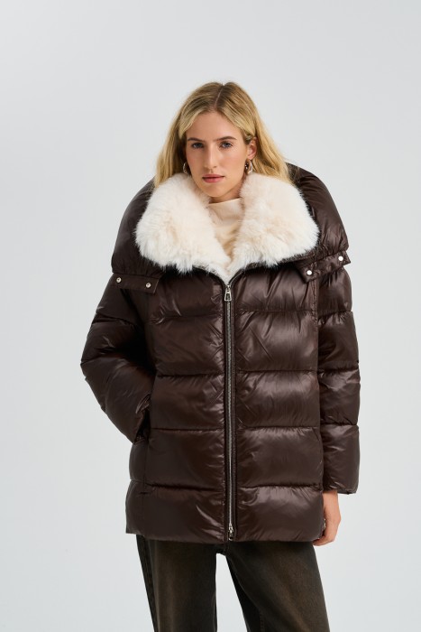 зимняя куртка с капюшоном и меховой отделкой от бренда снежная королева вид слева