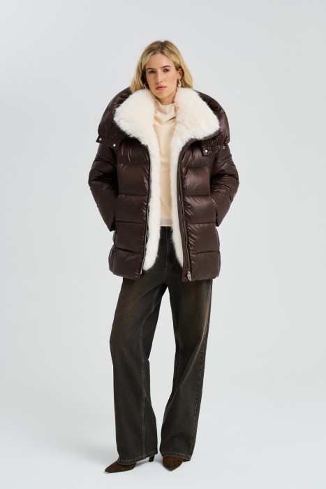 зимняя куртка с капюшоном и меховой отделкой из россии вид сбоку