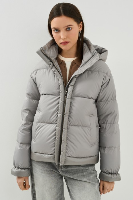 зимняя куртка с капюшоном от бренда снежная королева вид слева