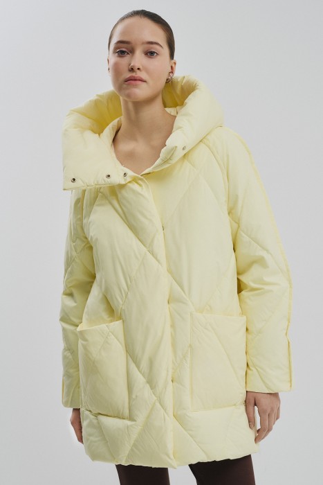 зимняя куртка с капюшоном от бренда снежная королева вид слева