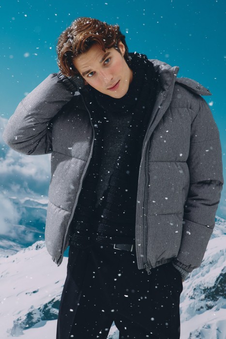 зимняя куртка с капюшоном от бренда снежная королева вид слева