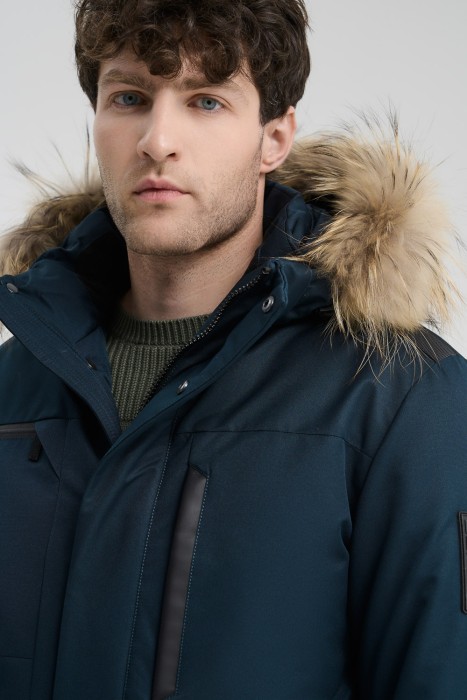 зимняя куртка с капюшоном по цене 9780 руб вид справа