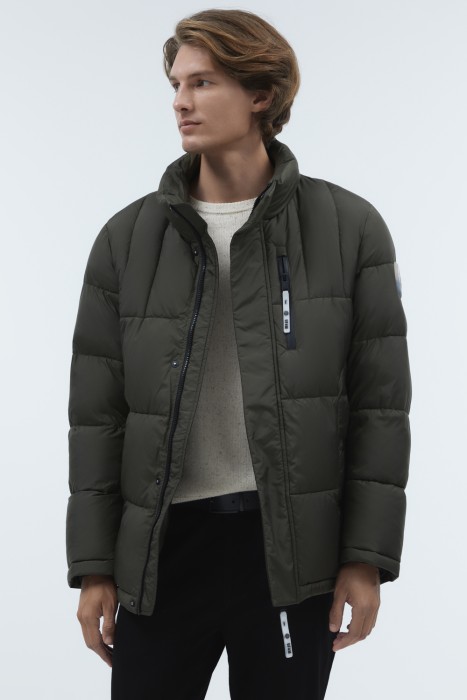 зимняя куртка с капюшоном от бренда снежная королева вид слева