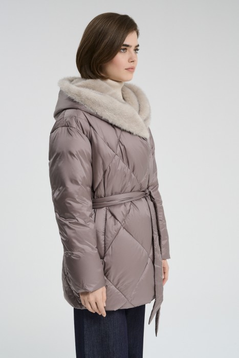 зимняя куртка с капюшоном от бренда снежная королева вид слева