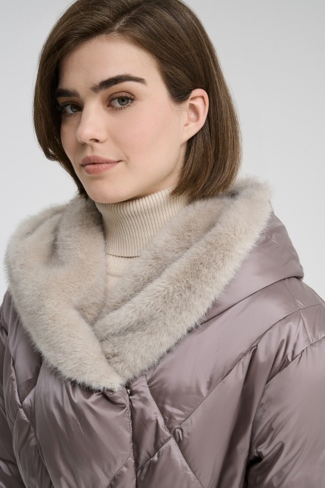 зимняя куртка с капюшоном по цене 12390 руб вид справа