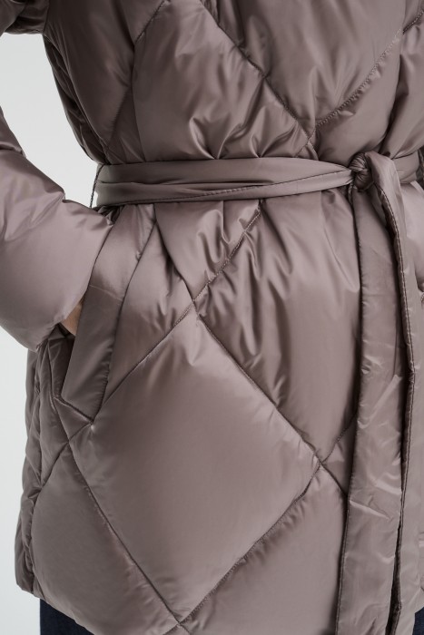 зимняя куртка с капюшоном из россии вид сбоку