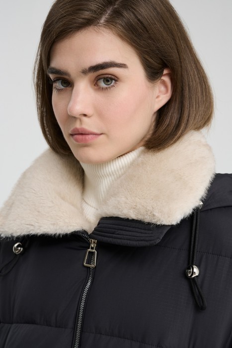 зимняя куртка с капюшоном из россии вид сбоку