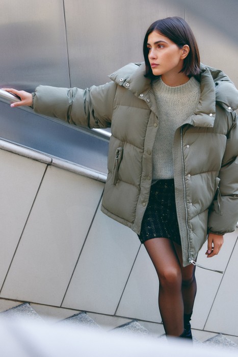 зимняя куртка с капюшоном от бренда снежная королева вид слева