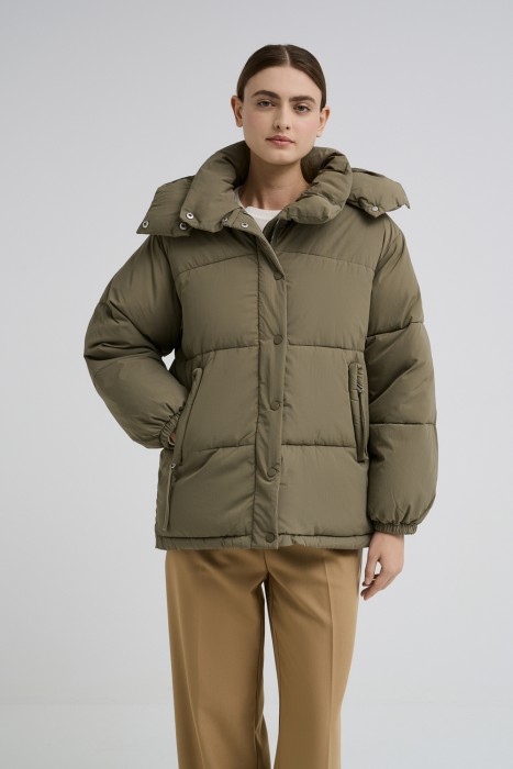 зимняя куртка с капюшоном из россии вид сбоку
