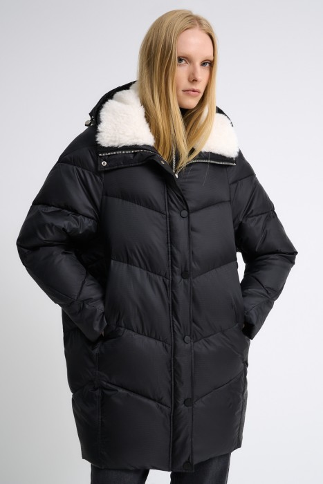 зимняя куртка с капюшоном от бренда снежная королева вид слева