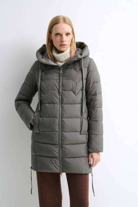 зимняя куртка с капюшоном от бренда снежная королева вид слева