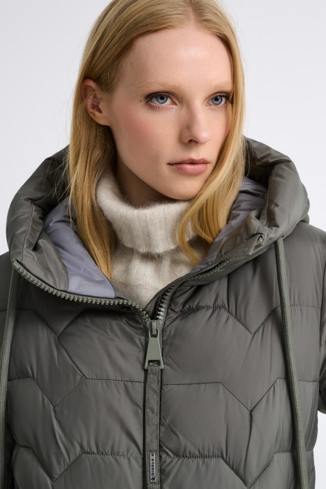 зимняя куртка с капюшоном из россии вид сбоку