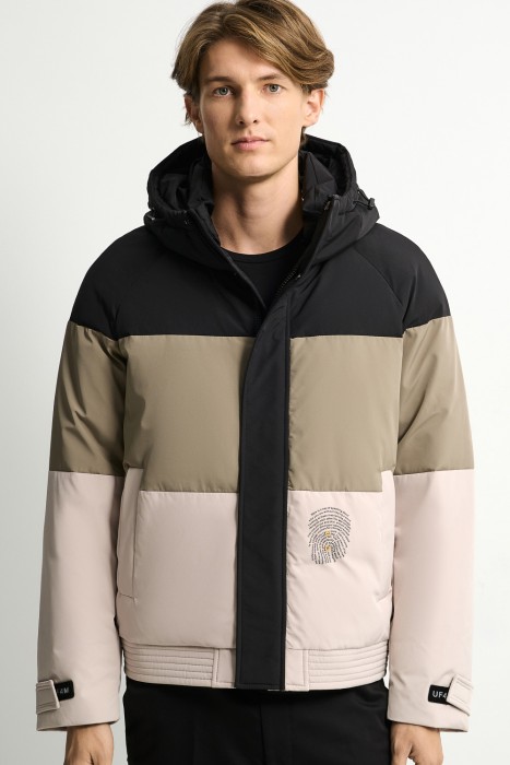 зимняя куртка с капюшоном от бренда снежная королева вид слева