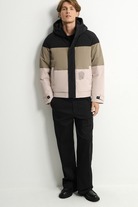 зимняя куртка с капюшоном из россии вид сбоку