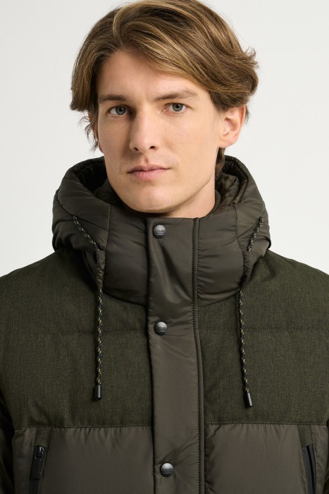 зимняя куртка с капюшоном из россии вид сбоку