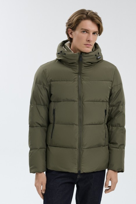 зимняя куртка с капюшоном от бренда снежная королева вид слева