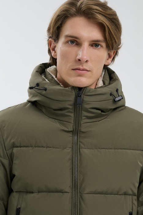 зимняя куртка с капюшоном из россии вид сбоку