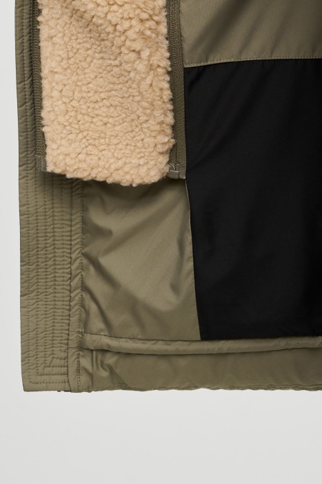 зимняя куртка с капюшоном из россии вид сбоку