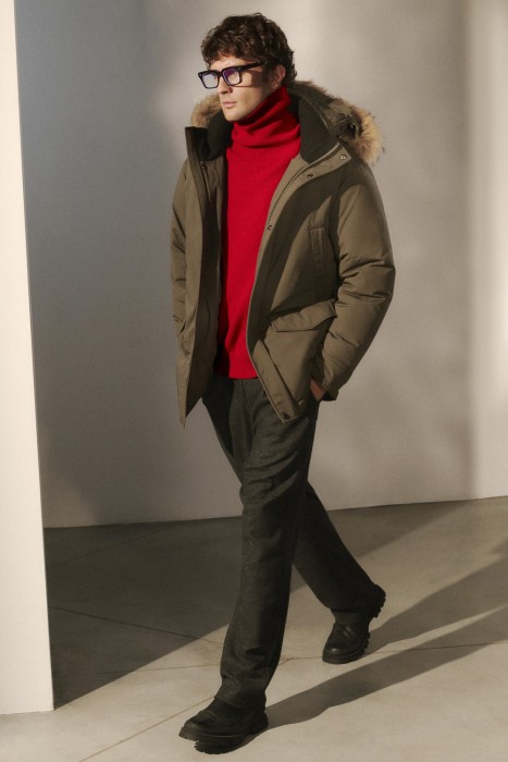 зимняя куртка с капюшоном от бренда снежная королева вид слева