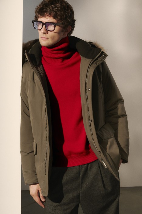 зимняя куртка с капюшоном по цене 9860 руб вид справа