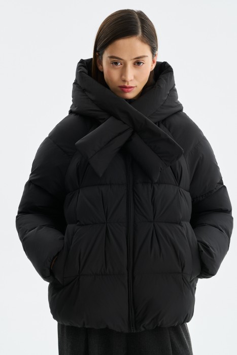 зимняя куртка с капюшоном от бренда снежная королева вид слева