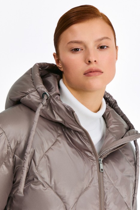 зимняя куртка с капюшоном из россии вид сбоку