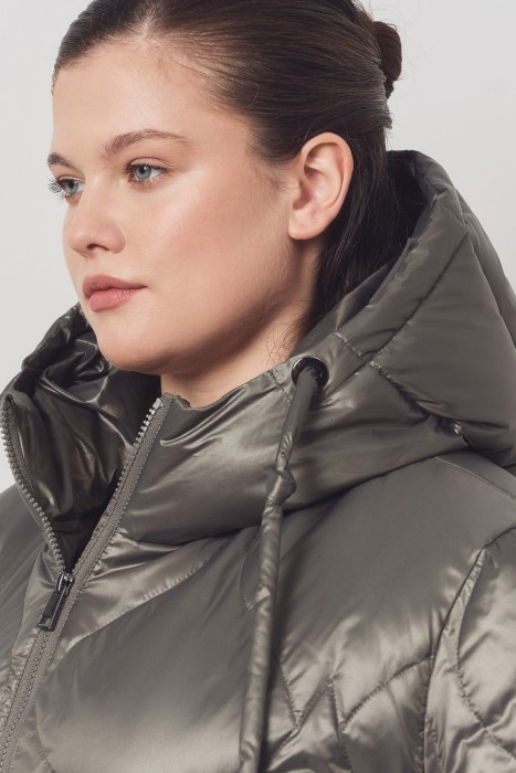 зимняя куртка с капюшоном по цене 9450 руб вид справа