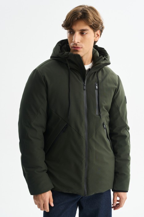 зимняя куртка с капюшоном от бренда снежная королева вид слева