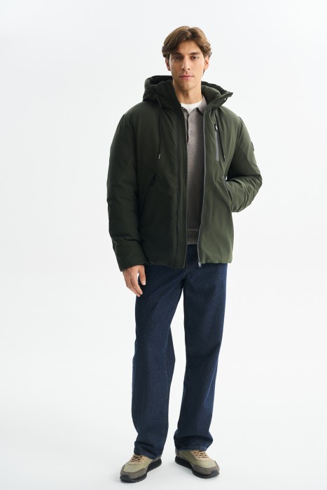 зимняя куртка с капюшоном из россии вид сбоку