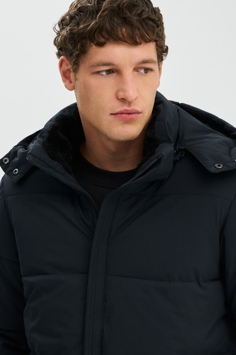 зимняя куртка с капюшоном из россии вид сбоку