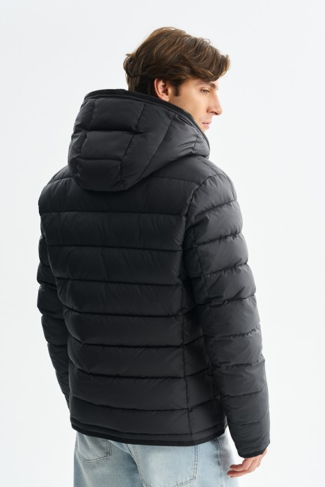 зимняя куртка с капюшоном по цене 9940 руб вид справа