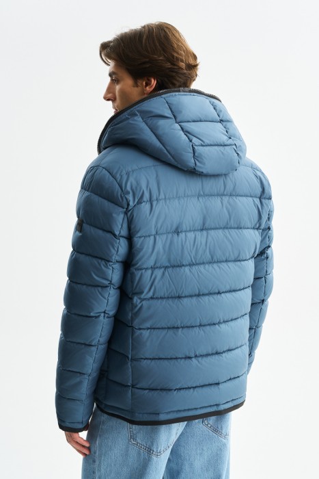 зимняя куртка с капюшоном по цене 9040 руб вид справа