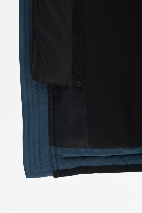 зимняя куртка с капюшоном из россии вид сбоку