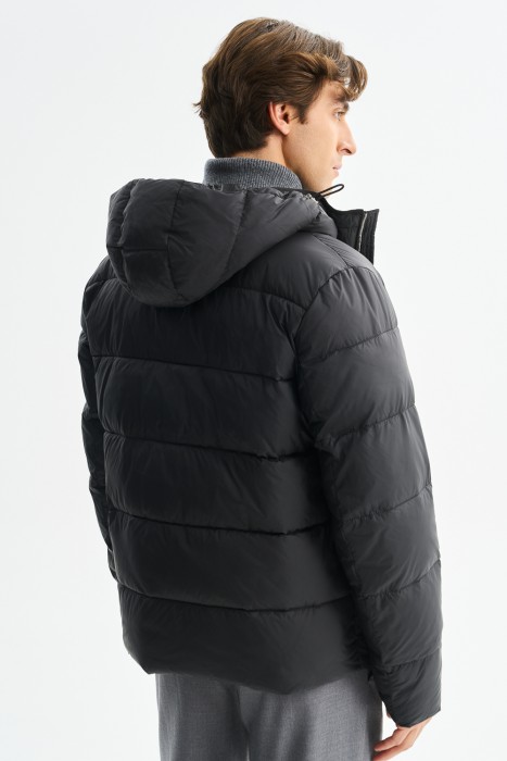 зимняя куртка с капюшоном по цене 5620 руб вид справа