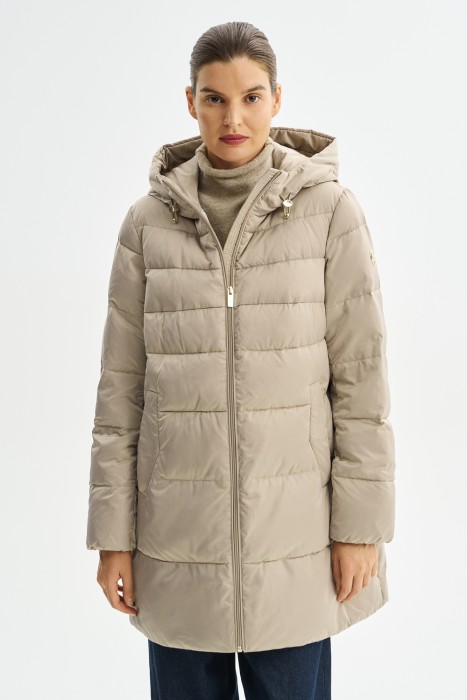 зимняя куртка с капюшоном от бренда снежная королева вид слева