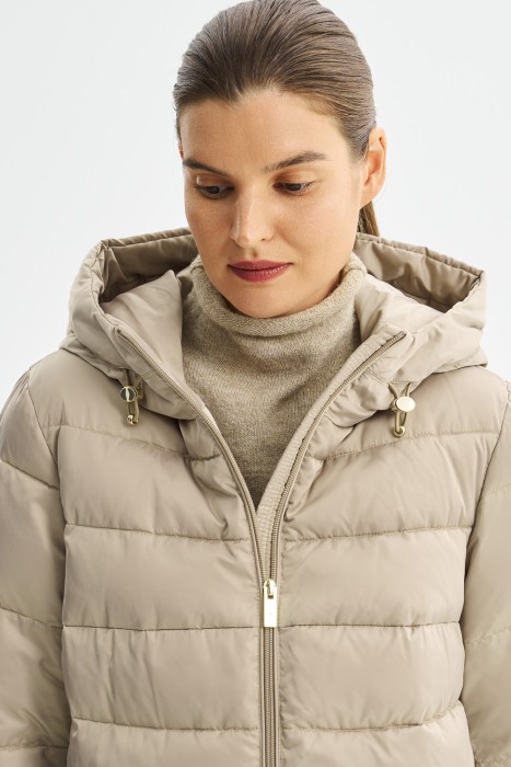 зимняя куртка с капюшоном из россии вид сбоку