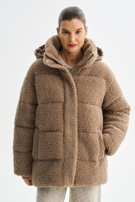 зимняя куртка с капюшоном от бренда снежная королева вид слева